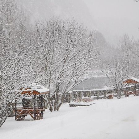 La Cabane Chez Jimmy Petit-Saguenay Bagian luar foto